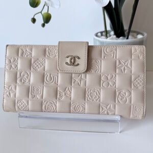 Chanel Embossed Leather Wallet – Elegant Beige – Iconic CC Closure
